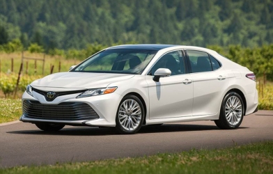 Toyota Camry đời cũ 'xả hàng', giảm giá gần 80 triệu đồng